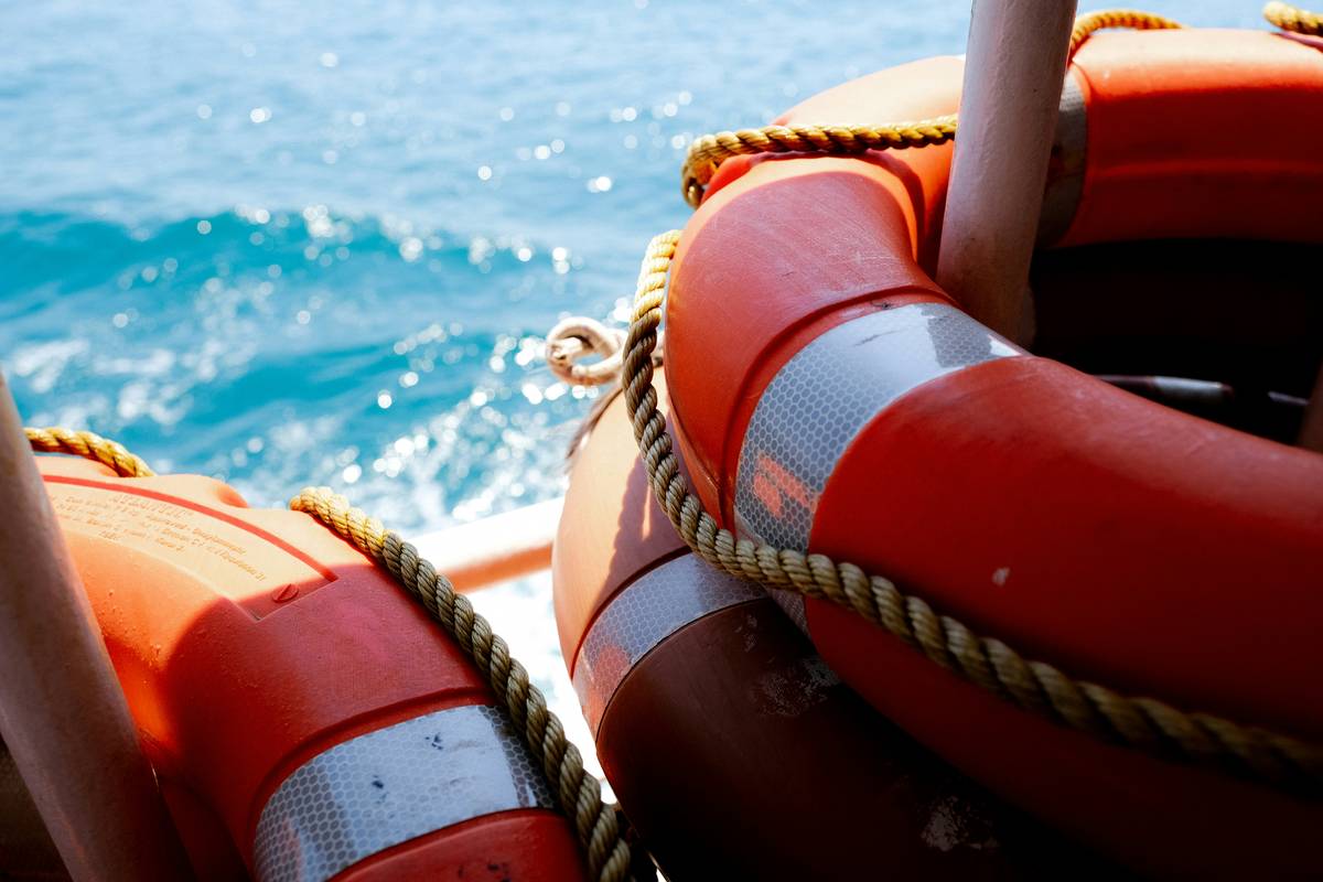 Bar chart showing 2023 USCG data: 4,112 boat rental accidents, avg. claim $12,850, 68% lacked adequate coverage
