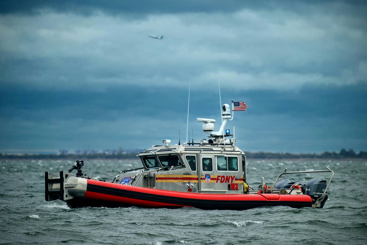 Bar chart showing 77% of standard boat rentals exclude rescue operations coverage